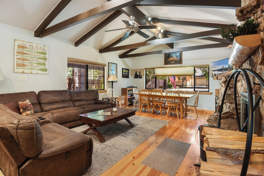 Elm Street Getaway Sleeps 8!
