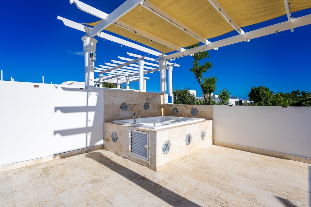 New Modern 2-lvl Punta Cana Villa in Gated Community With Private Pool Rooftop Jacuzzi