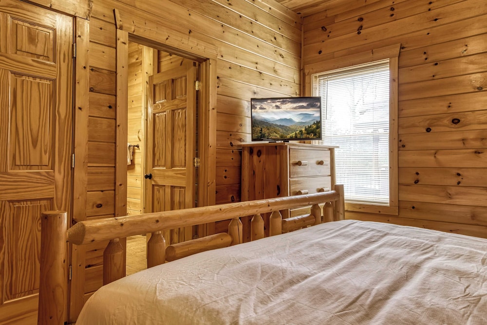 Hot Tub, Game Room, Movie Theater, View Sleeps 18 Lookout Lodge by Avantstay