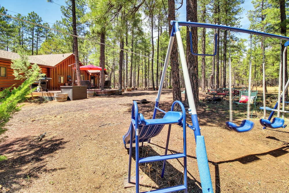 Family-friendly Hideaway Cabin in Lakeside!