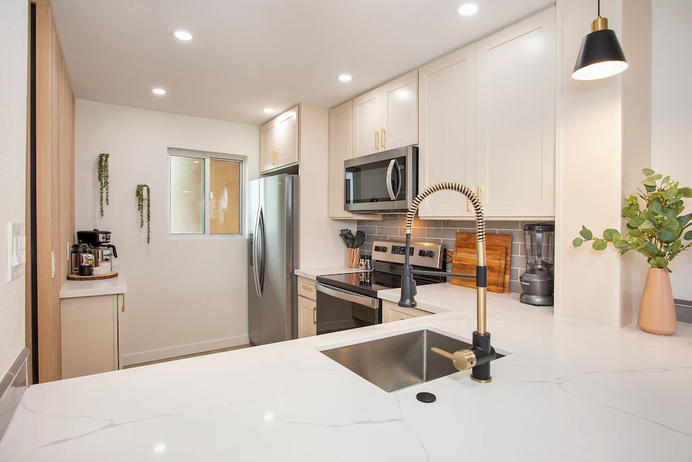 Oceanfront Modern & Elegant Vistas