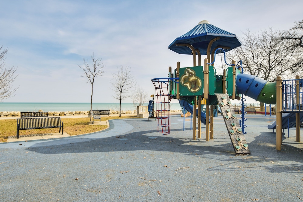 Stylish Chicago Retreat: Walk to Loyola University