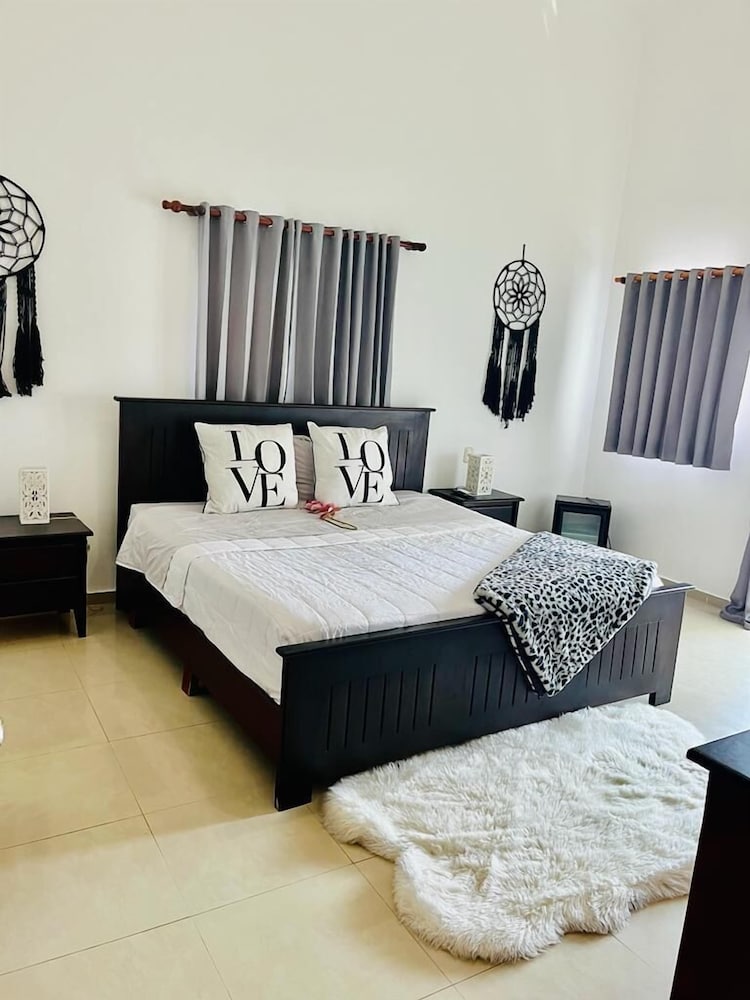 2 Minutes Walk to Beach Huge 3 bdrm Condo with Pool