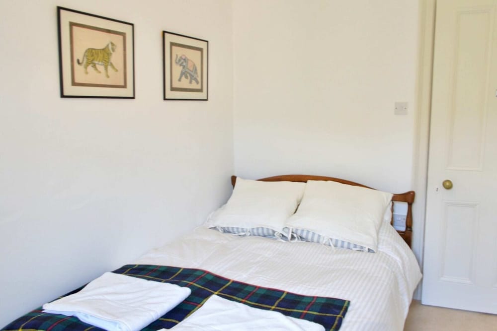Bright 2 Bedroom Apartment view 4