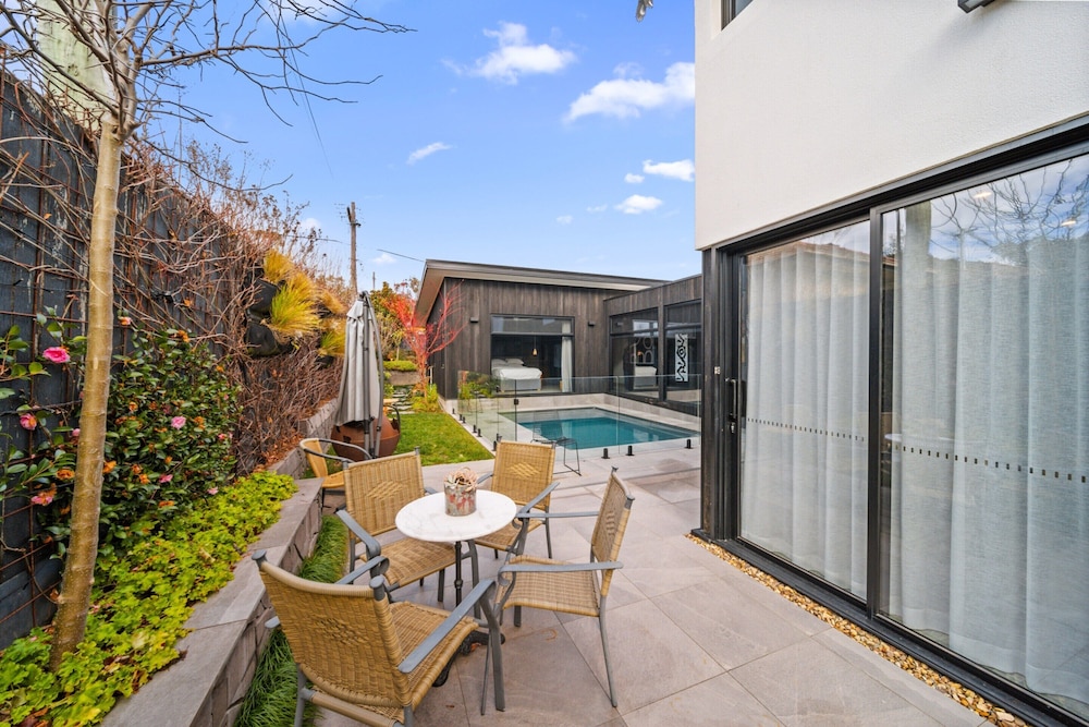 Luxurious 2-bed: Pool, Lift, Dining