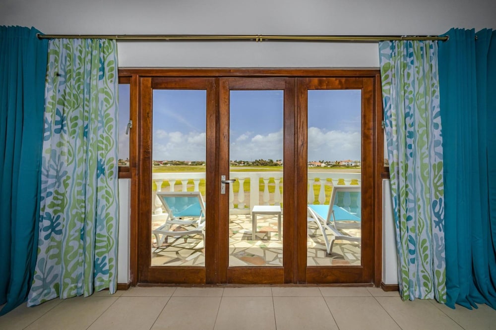 Villa Salina - 5BR w Pool Jacuzzi Sauna