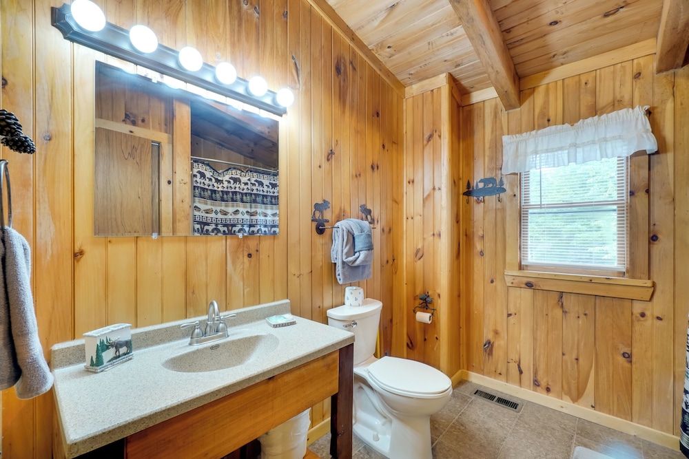 Hot Tub & Deck! 'bear Hugs Cabin' Near Gatlinburg