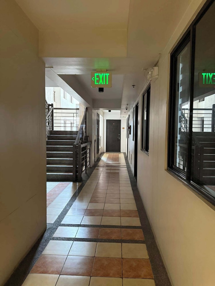 Alabang Condo by Lyre