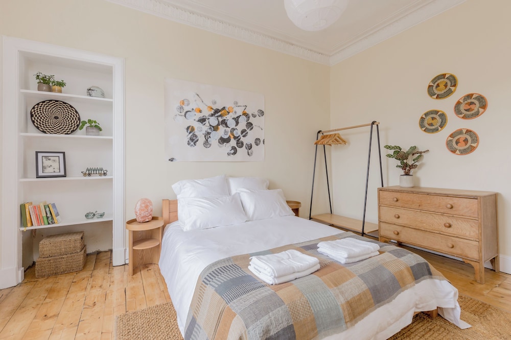 Edinburgh Castle Views Stylish 2BD Flat Sleeps 4