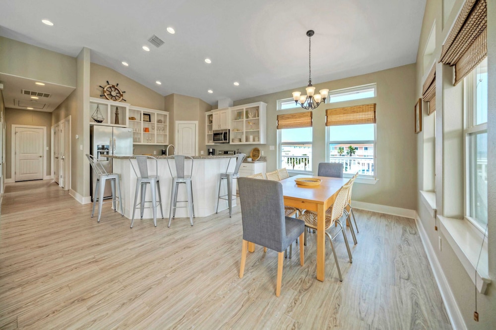 Sleeps 24 2 Homes w/ Beach Boardwalk Access & Deck Views Steps to the Beach
