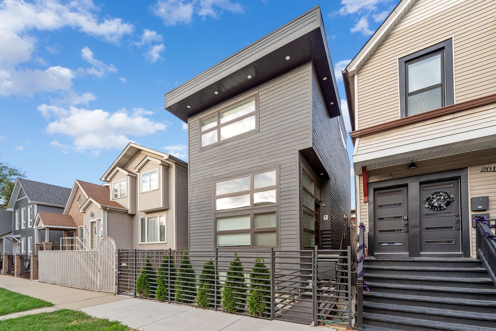 Magnificent NEW Home w 8 Beds Free Parking