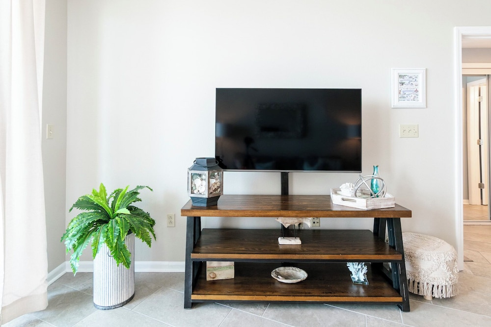 Relax in This Beautifully Cozy 2-bedroom, 2 Bathroom Condo. Sleeps 6!!