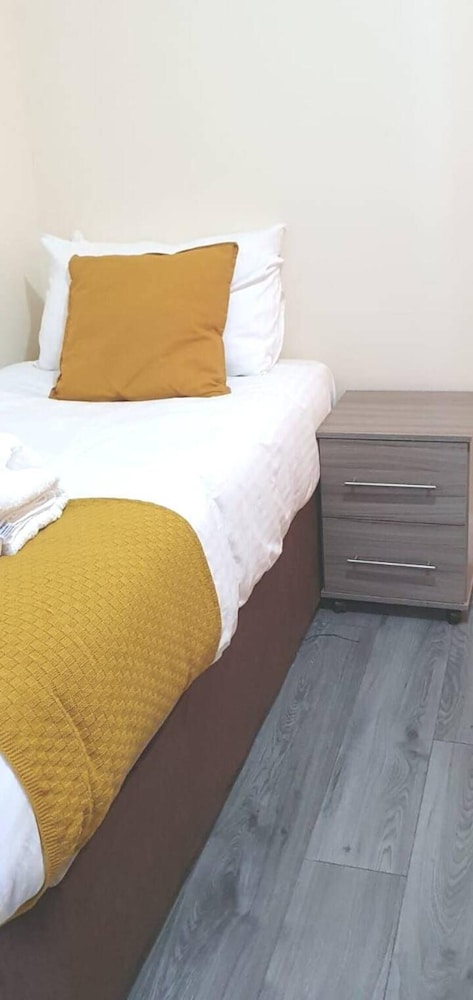 4 Bedroom House in Grays - Sleeps 6 & Parking