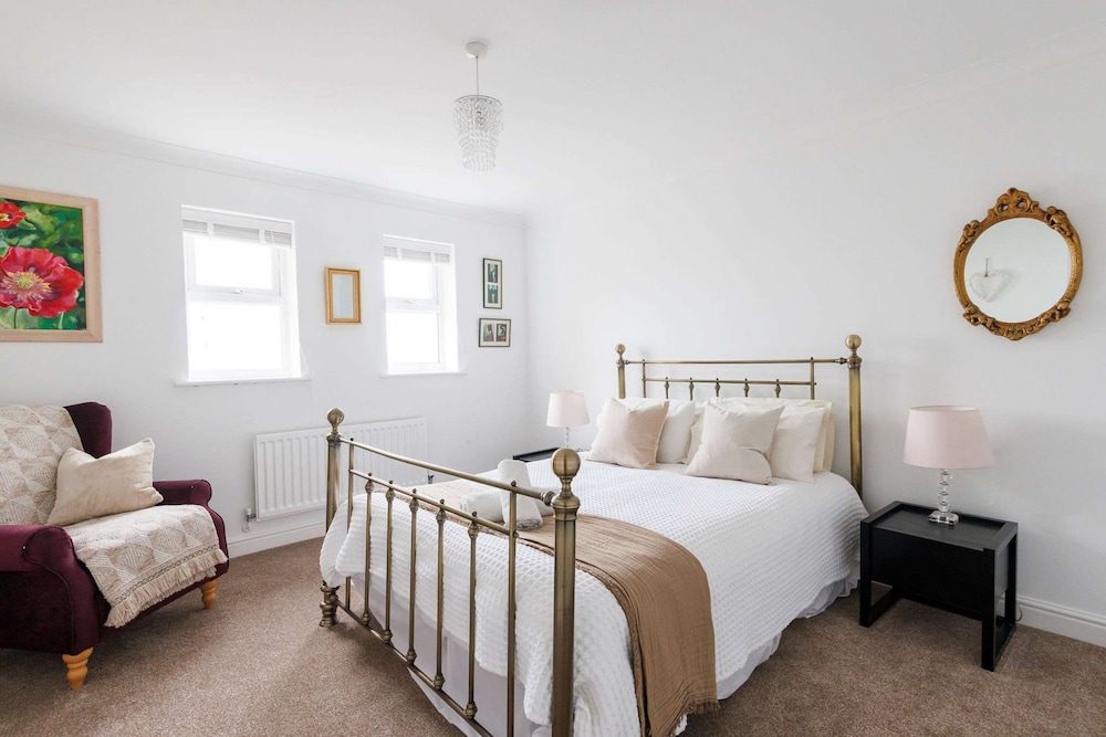 Spacious 4-bed Seaside Retreat in Selsey