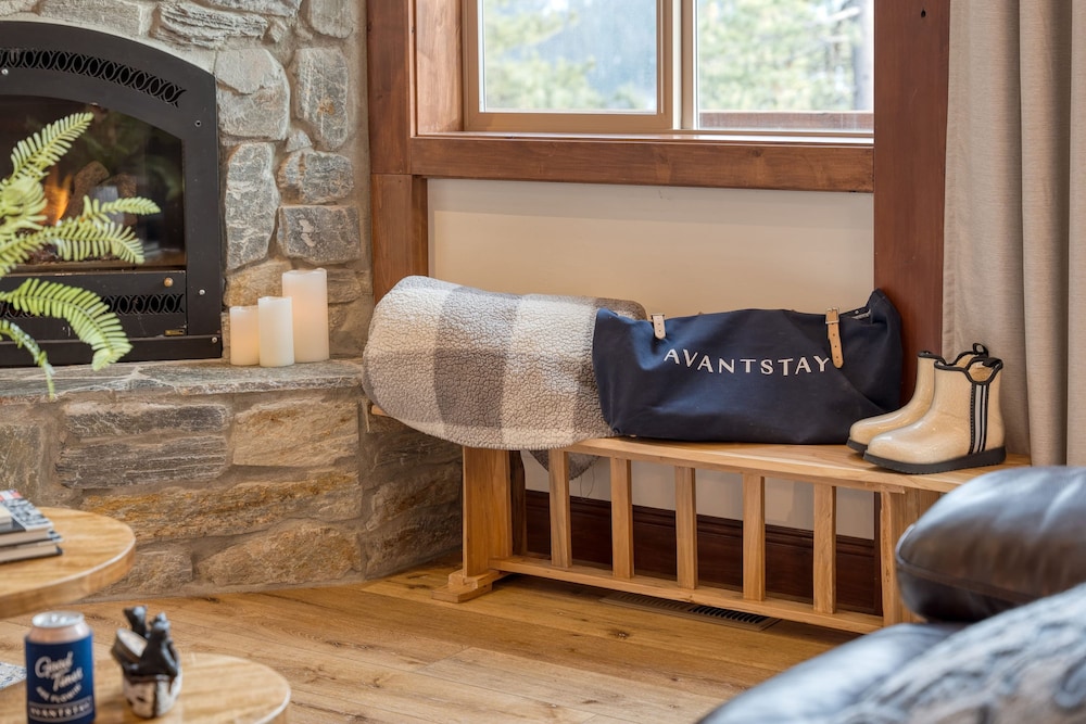 Denton by Avantstay Hot Tub Enclosed Deck w Fire Pit Near Skiing Lake