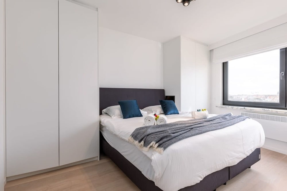 Renovated Apartment With sea View and Parking