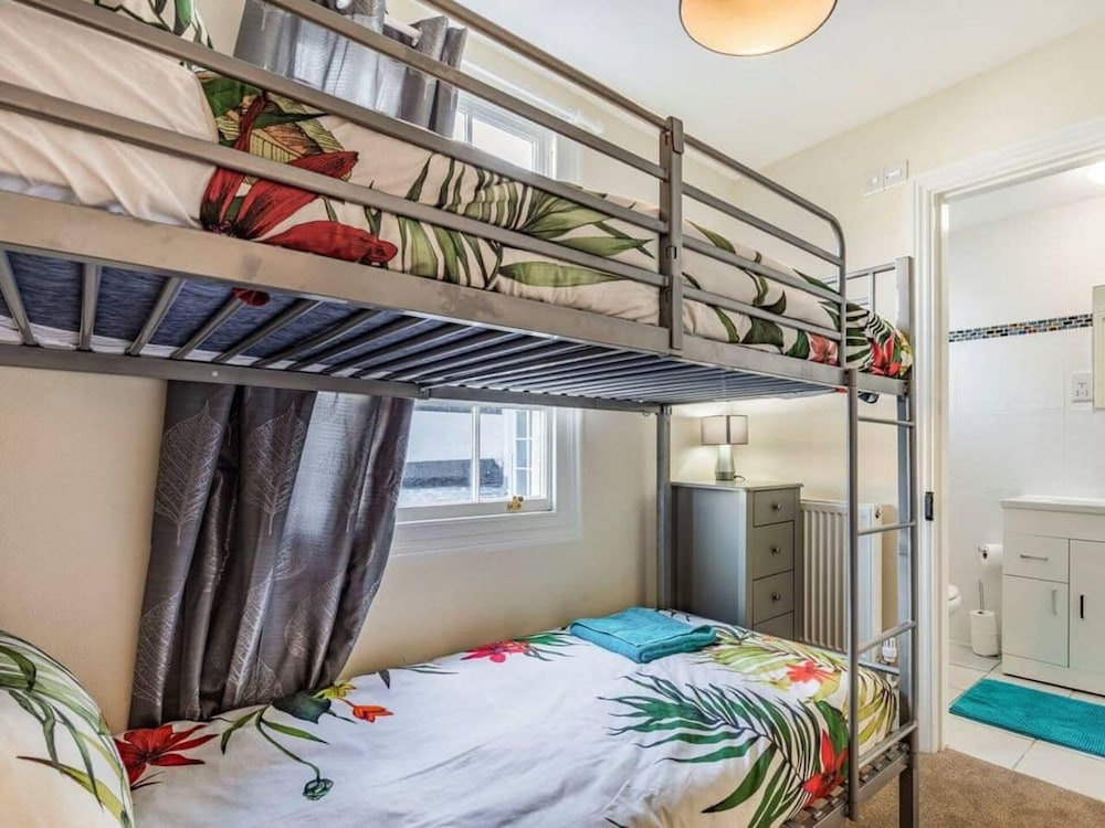 Lovely Stunning 2-bed Cottage in Torquay view 3