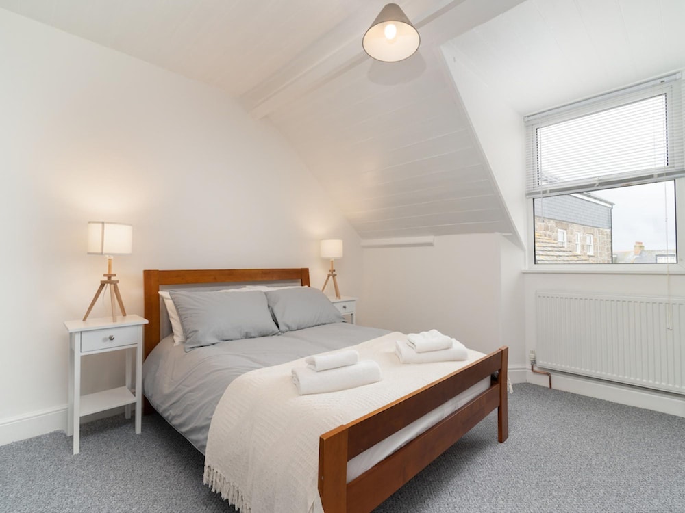 Bright Cheerful 2bed Maisonette Central Penzance view 4