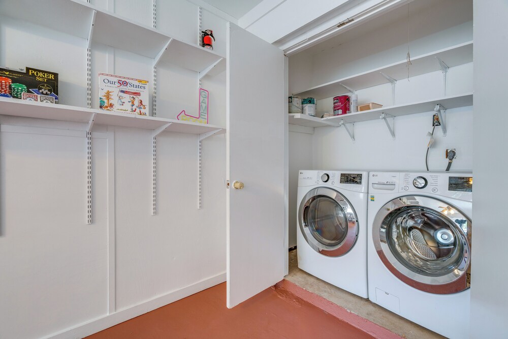Walk to UT Austin! Charming Duplex w/ Game Room