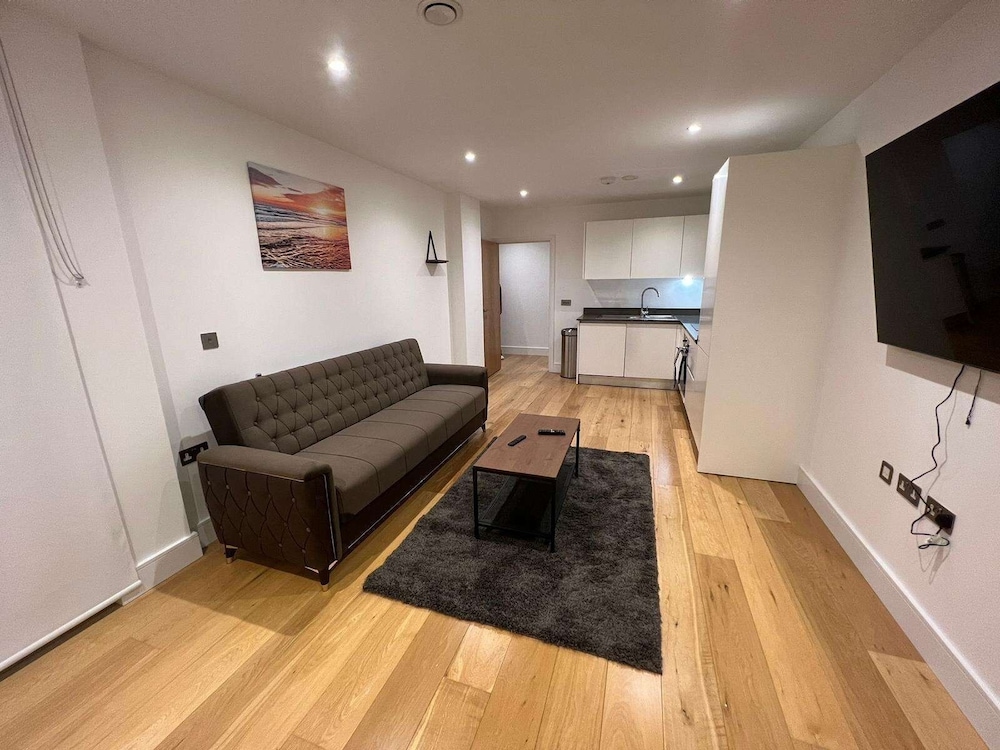 Impeccable 2-bed Apartment in Erith view 4