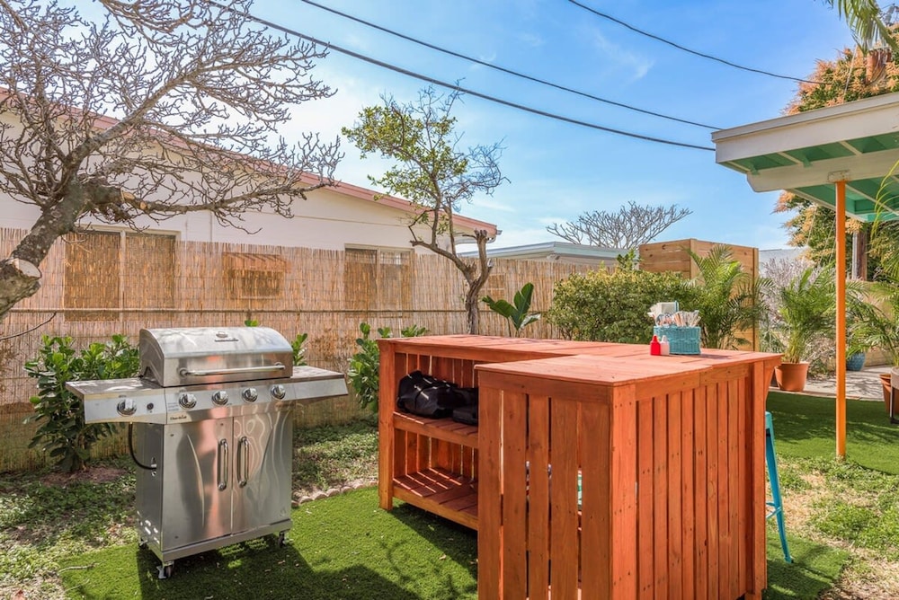 Tropical Oasis With Hot Tub in Treasure Island