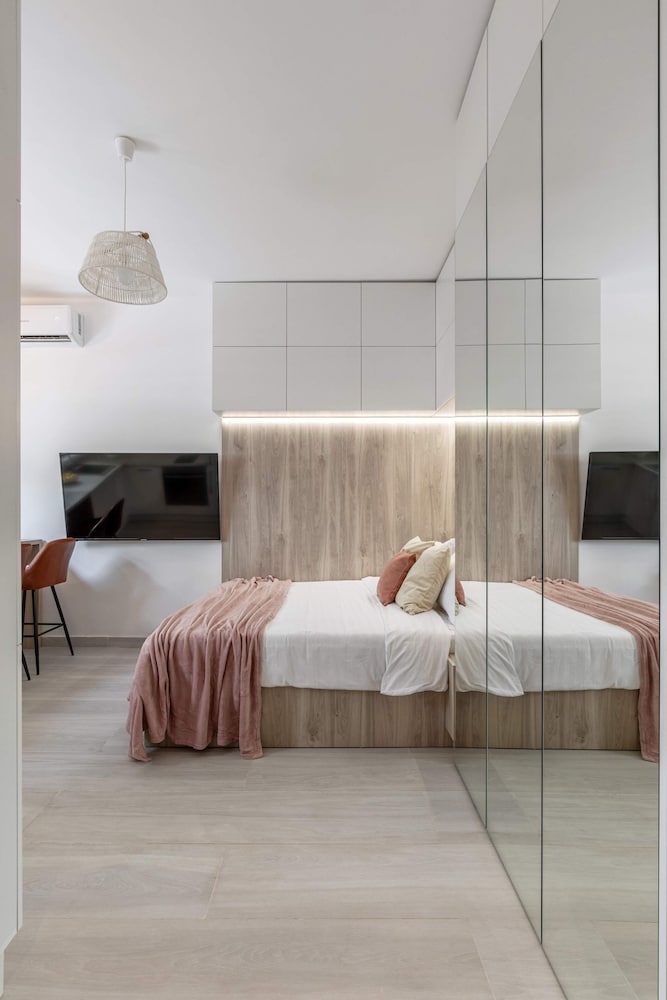Modern & Bright Studio on Amzei Square view 5
