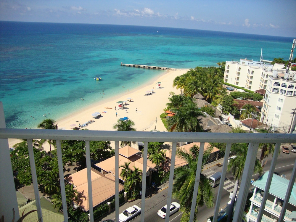 Hotel Sky Box Beach Suite at Montego Bay Club - Image 1
