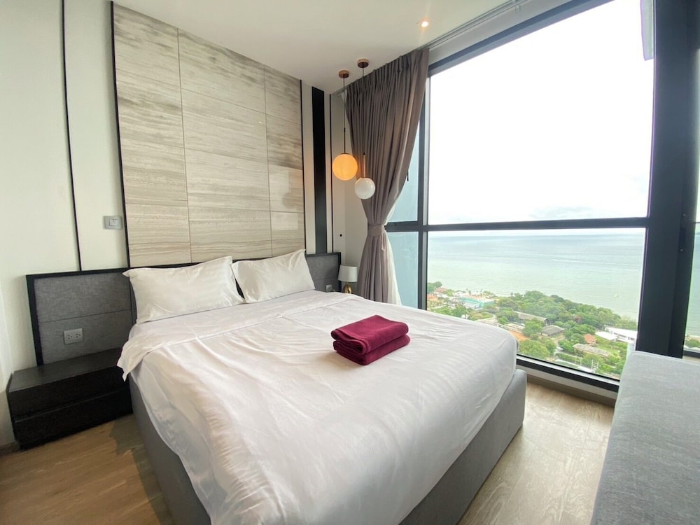 Stunning Sea View Condo -next To Beach