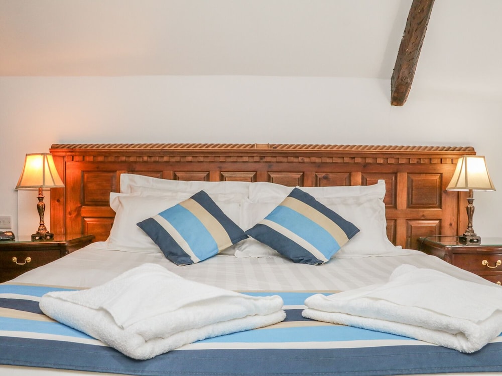 Lynton Vacations - C S Lewis Balcony - Property Image 18