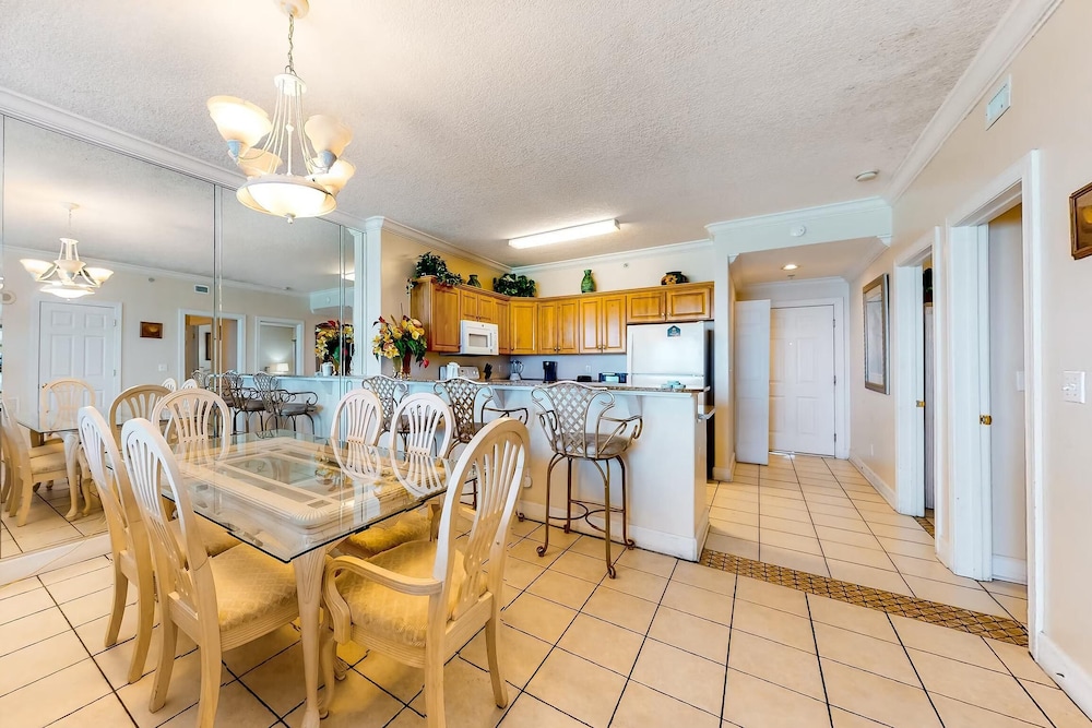Twin Palms 702