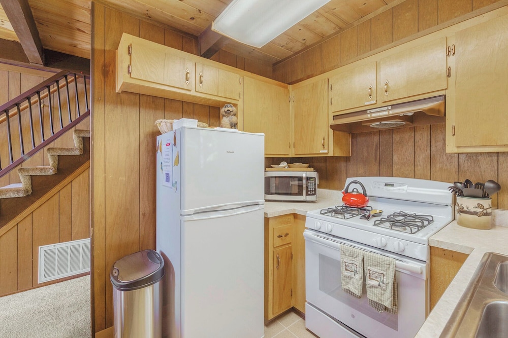 Walk to Fly-in Lake: Blue Lake Springs Cabin!