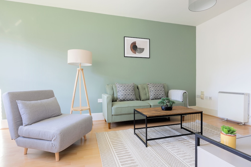Peaceful Canal-Side Flat in Dalston