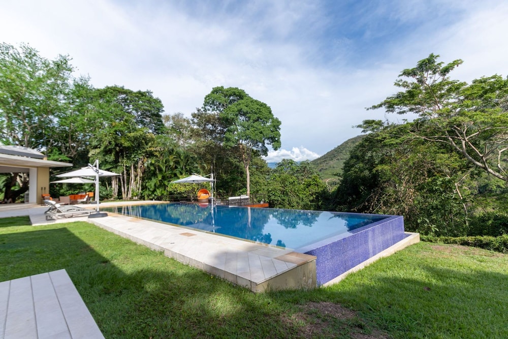 w Glowing 4BR Villa w Pool at Mesa de Yeguas