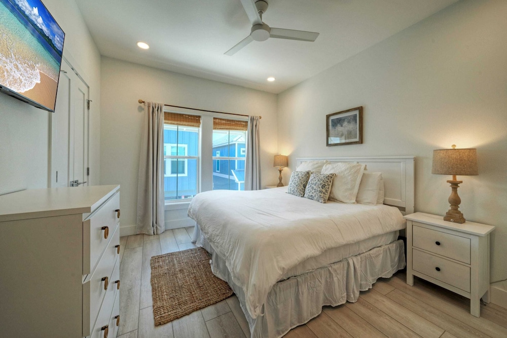Sleeps 22 2 Homes w/ Private Pool + Patio Walkable Location, Golf Cart Zone