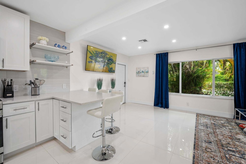 Uhost AI 4-unit Gem Mins to Las Olas Beach