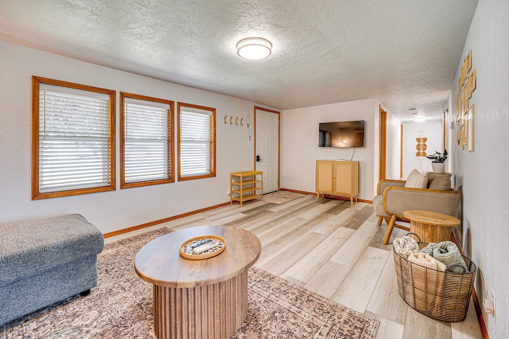 9 Mi to The Gorge: Updated Retreat w/ Yard!