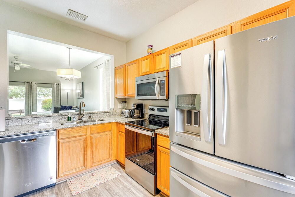 9 Mi to Disney: Gated Resort Escape w/ Pool Access