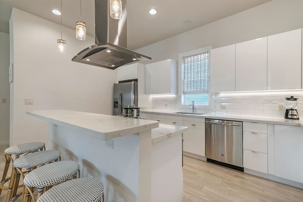 New Townhouse with 2 Balconies - Image 4