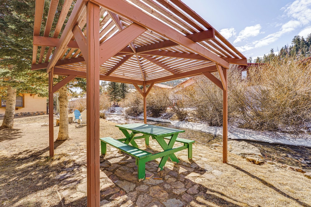 < Half-mi to Red River Ski Area: Townhome w/ Patio