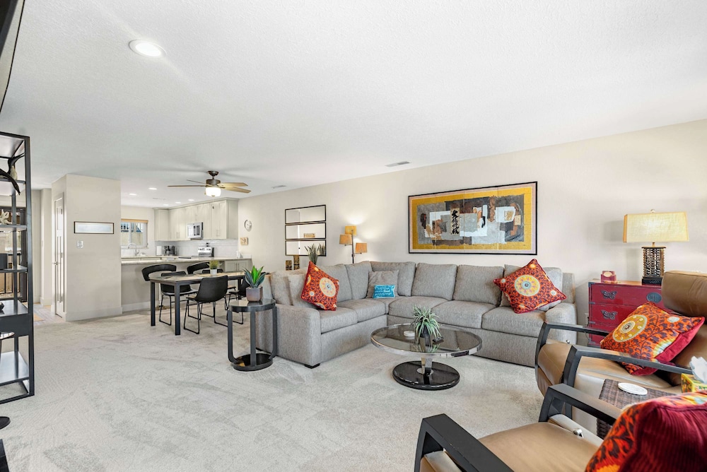 Carefree Tranquility at the Lake Waterfront Stay for 4 With Resort Amenities
