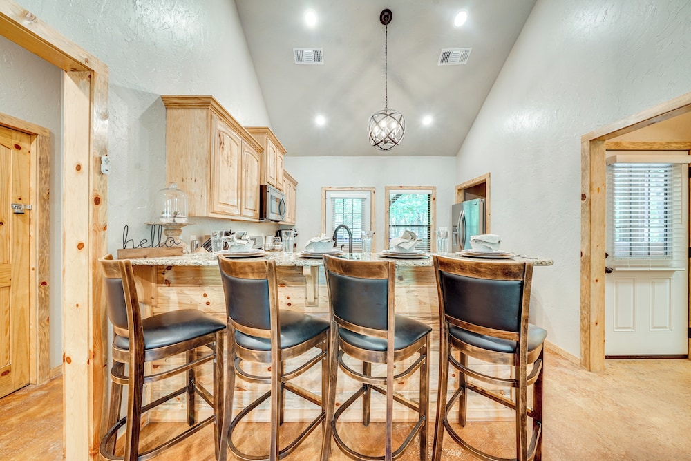 Walk to Restaurants: Hot Tub Haven in Broken Bow!