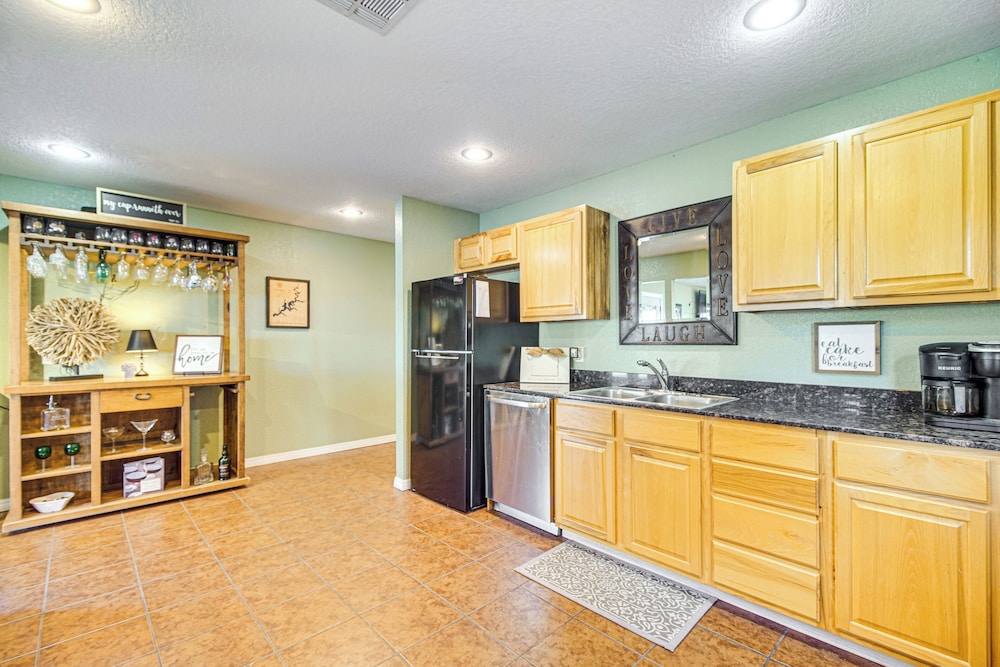 Grove Lake House w/ Boat Dock & Outdoor Spots!