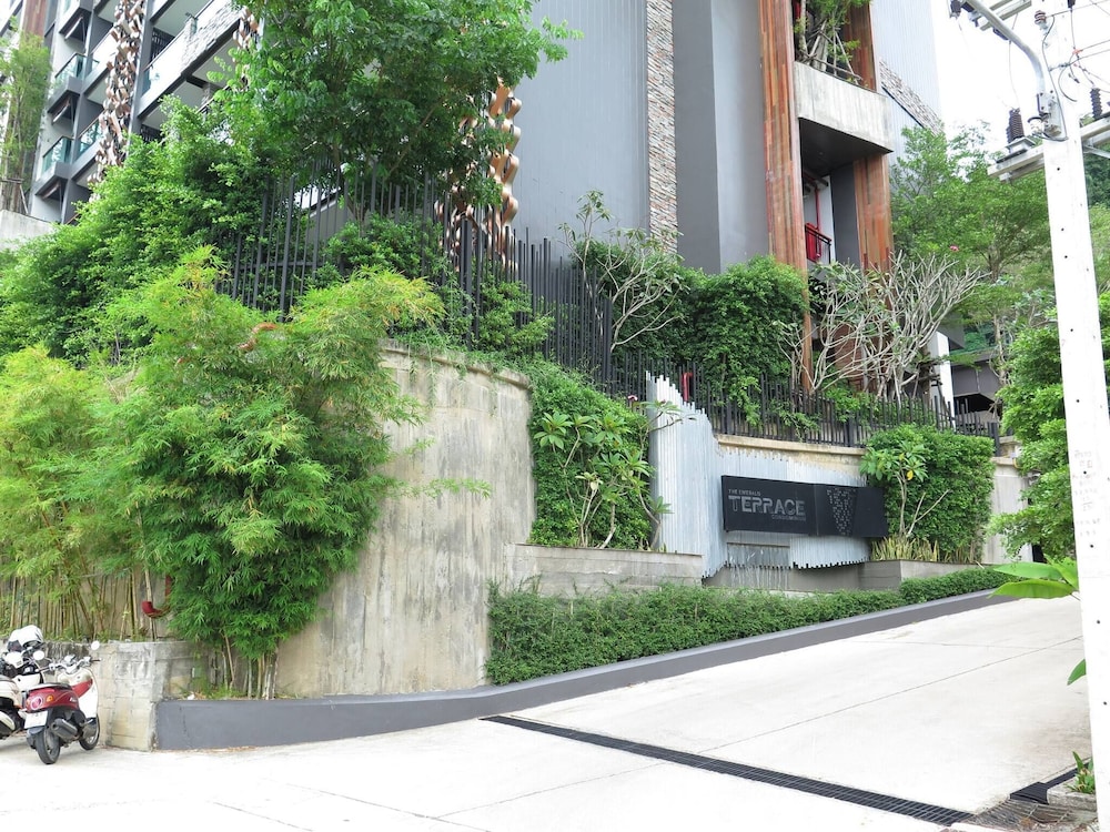 Emerald 215 - Studio With Balcony and Shared Pool