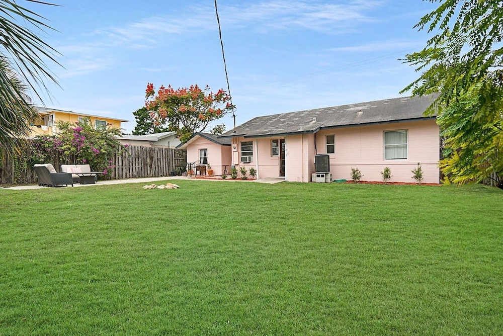 Pink House in Prime Location Dogs Ok Walk to DT