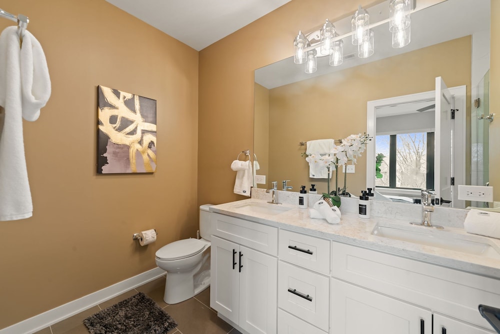 3 Bed 2 Bath Chicago Retreat w Balcony Parking