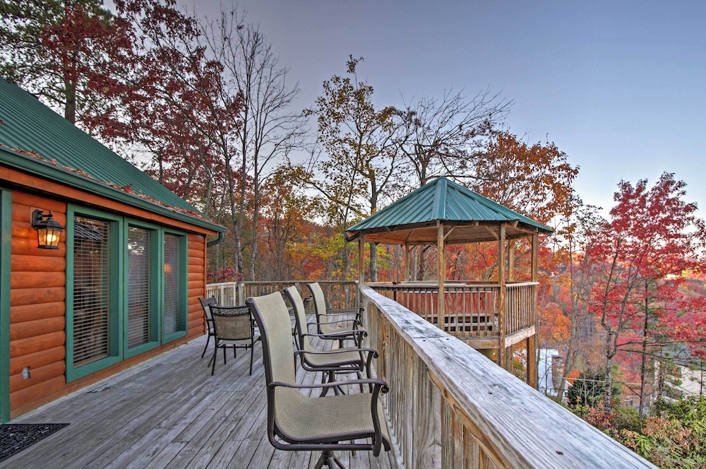 Hot Tub & Mtn Views: Scenic Cabin in Gatlinburg!