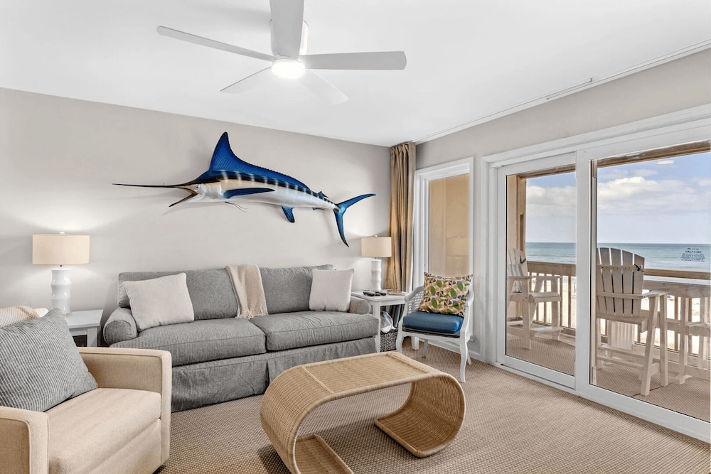 Blue Marlin by Avantstay Beachfront w Views Pool Access Beach Chairs