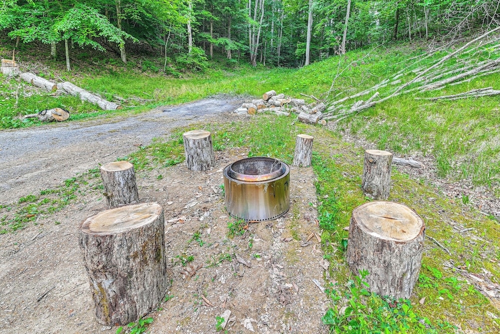 Covered Deck & Hot Tub: Cozy Retreat in Campton!
