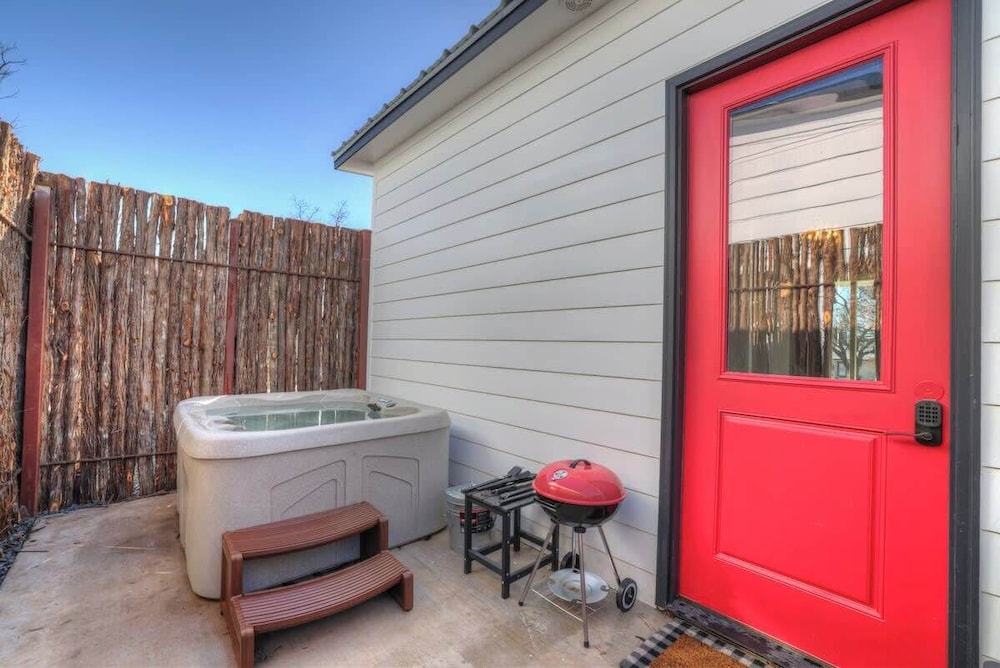 Pop-2: Hot-tub/close to Main St!