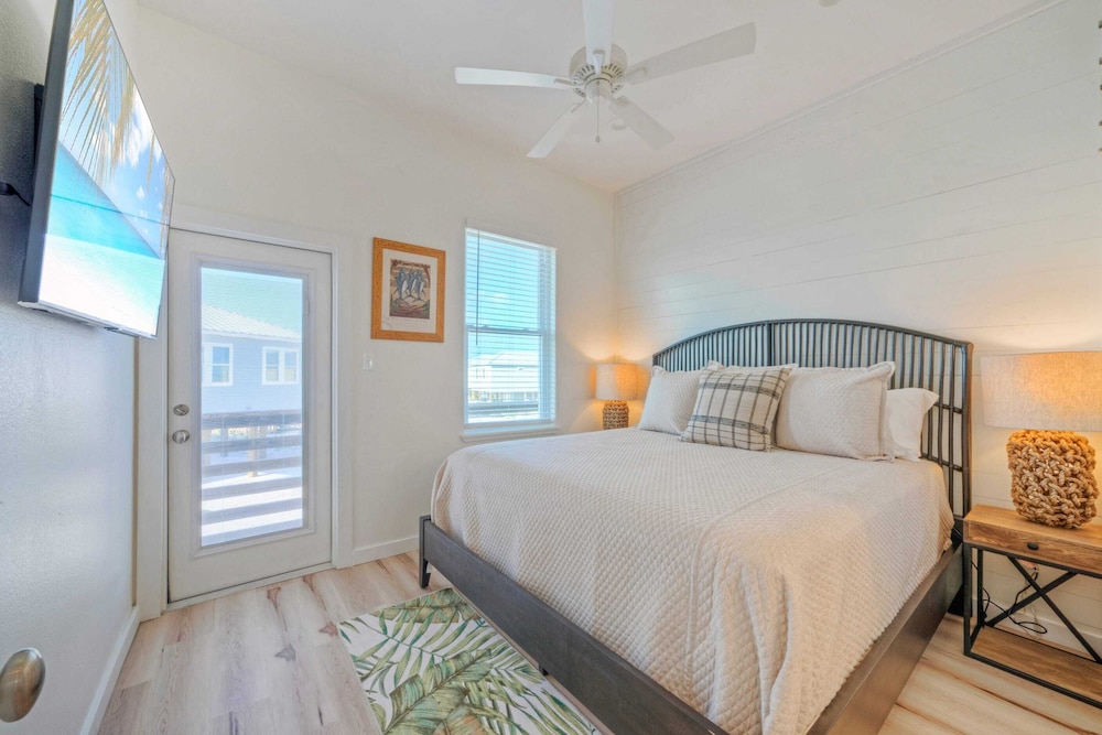 2 Homes, Sleeps 22 2 Private Pools, Firepit, Steps to Beach Boardwalk Access